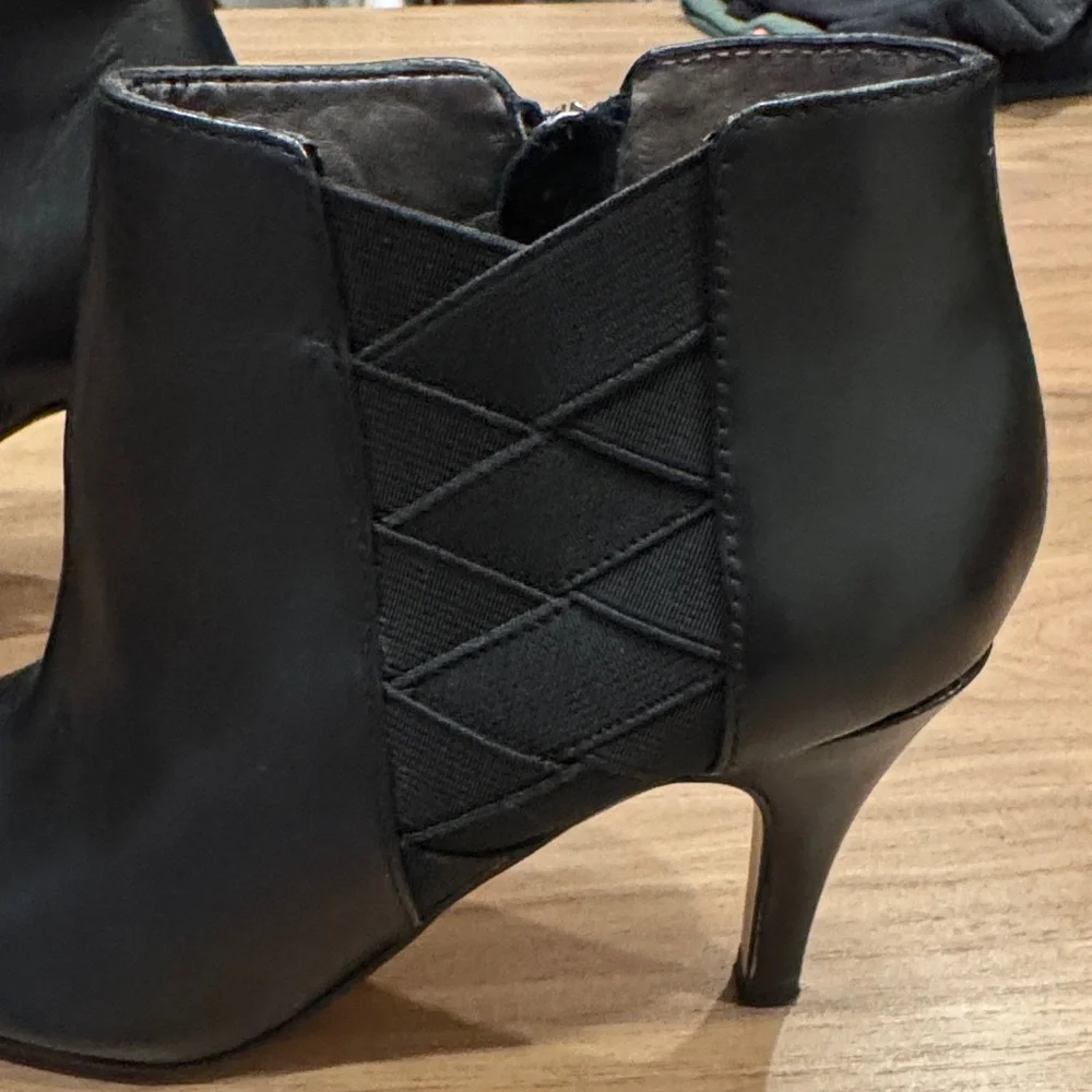Adrienne Vittadini Black Leather Toulah Ankle Booties Heel Size 6.5